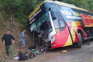 Điện Biên: Xe khách mất lái đâm vào taluy dương, 1 người tử vong, 17 người nhập viện