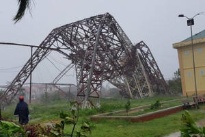 Những thông tin mới nhất về bão số 10: Tháp truyền hình Thị xã Kỳ Anh, Hà Tĩnh đã đổ sập