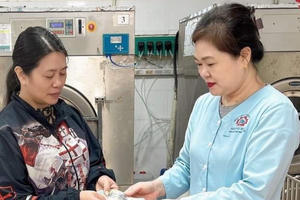 Quảng Ninh: Nhặt được tiền trong túi áo bệnh nhân, điều dưỡng tìm trả lại người đánh mất