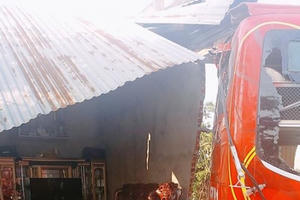 Đắk Lắk: Xe khách lao vào nhà dân, cả gia đình đang ngủ thoát nạn trong gang tấc