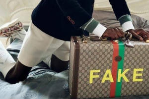 Mua online phải hàng hiệu giả, người tiêu dùng phải làm gì?