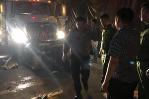 Tài xế container cầm hung khí đâm chết người trước cảng Cát Lái Tài xế container cầm hung khí đâm chết người trước cảng Cát Lái