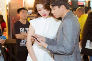 Thúy Ngân thân thiết hội ngộ soái ca "Về nhà đi con" ở sự kiện