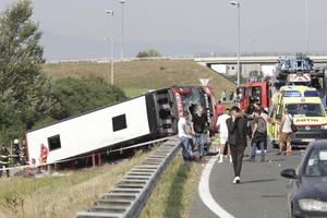 Tài xế ngủ gật, xe khách bị lật khiến 54 người thương vong