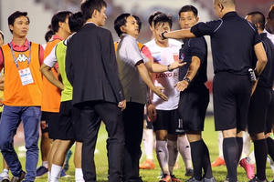 Hi hữu: "Trò hề" trong trận TP Hồ Chí Minh thắng 5-2 trước đội Long An