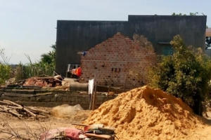 Bình Định: Dai dẳng nạn lấn chiếm đê Đông để xây dựng nhà trái phép