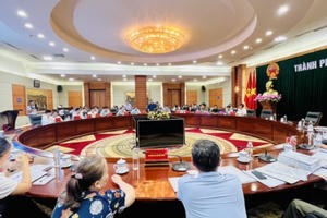 Chủ tịch UBND TP Hải Phòng làm việc với các hộ nuôi ngao