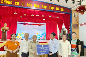 Đoàn công tác của TP.HCM thăm, khám bệnh từ thiện tại Lào