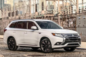 Mitsubishi Outlander giảm giá kịch sàn còn 750 triệu xả hàng tồn