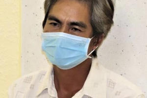 Đổ thuốc trừ sâu vào 8 lu nước để đầu độc cha mẹ vợ