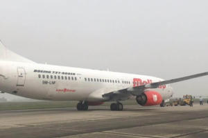 Máy bay Boeing chở 91 người nổ lốp ở sân bay Nội Bài