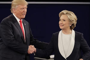Bà Clinton nhắn ông Trump: "Đừng thách tôi"
