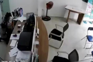 Đối tượng dùng dao kề vào cổ nữ nhân viên ở cửa hàng Viettel khai gì tại cơ quan Công an?