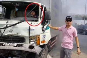 Kịch tính giải cứu tài xế xe tải mắc kẹt do xe khách bắt khách dọc đường