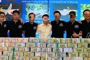 Lan đột biến hết thời "tiền tỷ", tụt dốc rẻ hơn... rau muống Lan đột biến hết thời "tiền tỷ", tụt dốc rẻ hơn... rau muống