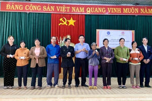 Trao tặng hơn 106.000 sổ BHXH, thẻ BHYT cho người dân khó khăn