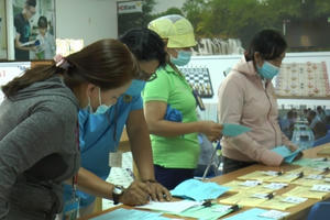 Công nhân đổi trả vé, quyết định đón Tết xa quê