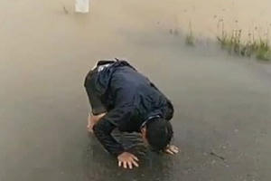 Xót xa cảnh người chồng quỳ gối van xin nước lũ trong vô vọng khi vợ đang trên đường đi sinh bị lũ cuốn trôi