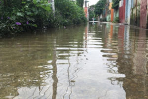 Hà Nội: Sau cơn bão số 2, hàng trăm hộ dân vẫn sống trong ngập úng Hà Nội: Sau cơn bão số 2, hàng trăm hộ dân vẫn sống trong ngập úng