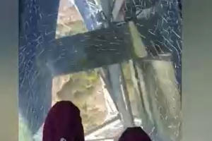 Video: Du khách hoảng hồn khi phát hiện cầu kính trên đỉnh Ô Quy Hồ nứt vỡ