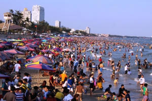 Gần 70 ngàn người tới TP Vũng Tàu mùng 4 Tết:  Bãi tắm “nghẹt thở”, hàng rong “tái xuất”