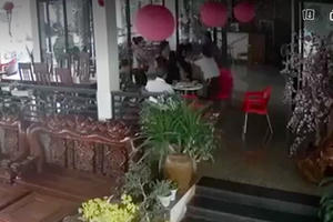 Gia Lai: Người phụ nữ bị 5 đối tượng lạ hành hung