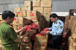 Công an thu giữ hàng nghìn kg xúc xích, cánh gà không rõ nguồn gốc xuất xứ