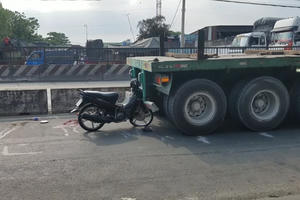 TP HCM: Tông vào đuôi xe đầu kéo, nam thanh niên tử vong