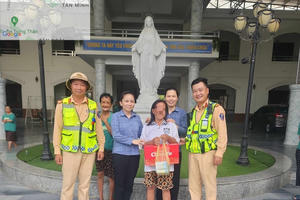 Lực lượng CSGT hỗ trợ người phụ nữ mắc bệnh tâm thần lạc trên cao tốc