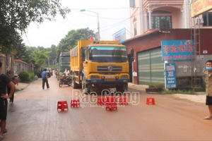 Bắc Giang: Xe chở đất gây ô nhiễm môi trường, một số người dân lập "hàng rào ghế" chặn đường