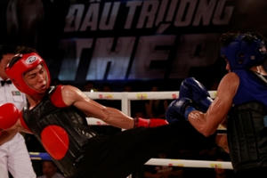 Không chịu ôm đối thủ, ăn no đòn và bị hạ gục chưa đầy hai hiệp đấu