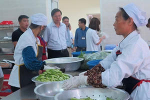 Bất ngờ kiểm tra, phát hiện bếp ăn tập thể bệnh viện ở Hà Nội vi phạm đủ thứ