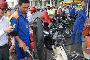 Giá xăng tăng lần thứ 5 liên tiếp, vượt 18.000 đồng/lít Giá xăng tăng lần thứ 5 liên tiếp, vượt 18.000 đồng/lít