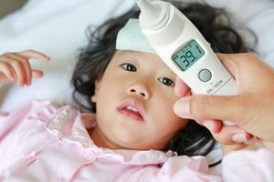 Chăm sóc trẻ bị sốt thế nào cho đúng?