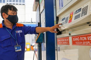 Giá xăng giảm giá lần thứ ba liên tiếp