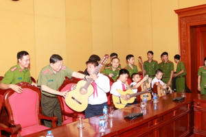 Câu chuyện cảm động của Bộ trưởng Tô Lâm tặng đàn guitar cho trẻ khiếm thị