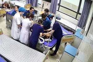 Công an vào cuộc vụ người nhà la hét, đấm đá khi bác sĩ đang nỗ lực cứu sống bệnh nhi tại Phú Thọ