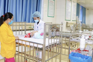 Bé 2,5 tháng tuổi ngừng thở do phụ huynh rửa mũi sai cách