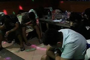 Hàng chục nam thanh nữ tú đang phê ma tuý thì bị công an "sờ gáy"