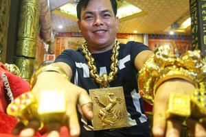 [Clip]: Bên trong xưởng sản xuất vàng của đại gia đeo 13kg vàng - Phúc XO