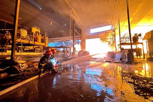 Hoả hoạn bùng phát thiêu rụi xưởng gỗ lúc rạng sáng