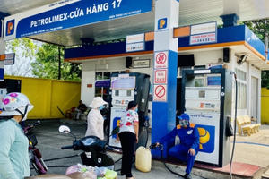 Bộ Công thương: Không cấm người dân mua xăng bằng can, chai nhựa
