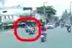 [Clip]: Bị nữ "ninja" tạt đầu xe, 2 thanh niên ngã sóng soài ra đường