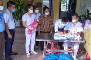 Cặp vợ chồng hiếm muộn nhiều năm nhận nuôi bé gái bị bỏ rơi