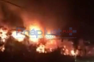 Hà Nội: Bất chấp trời mưa tầm tã, "bà hỏa" thiêu rụi 7 ki ốt vải