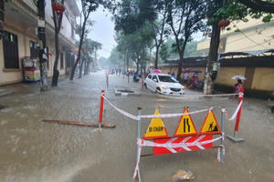 Nghệ An: Mưa lớn, đường ngập, phụ huynh phải cõng con đi học