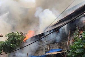 Cháy dữ dội tại quán bánh canh ở trung tâm TP Vinh