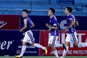 Quang Hải vượt lên Công Phượng trong cuộc đua vô địch V-League