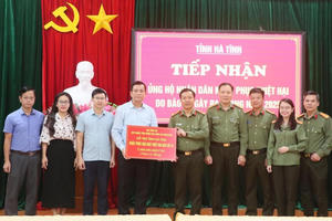 Bộ Công an trao 5 tỷ đồng hỗ trợ Hà Tĩnh khắc phục hậu quả bão số 10