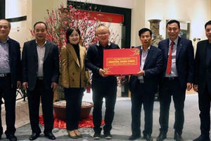 HLV Park Hang Seo nhận quà từ Thủ tướng trước khi về nước ăn Tết